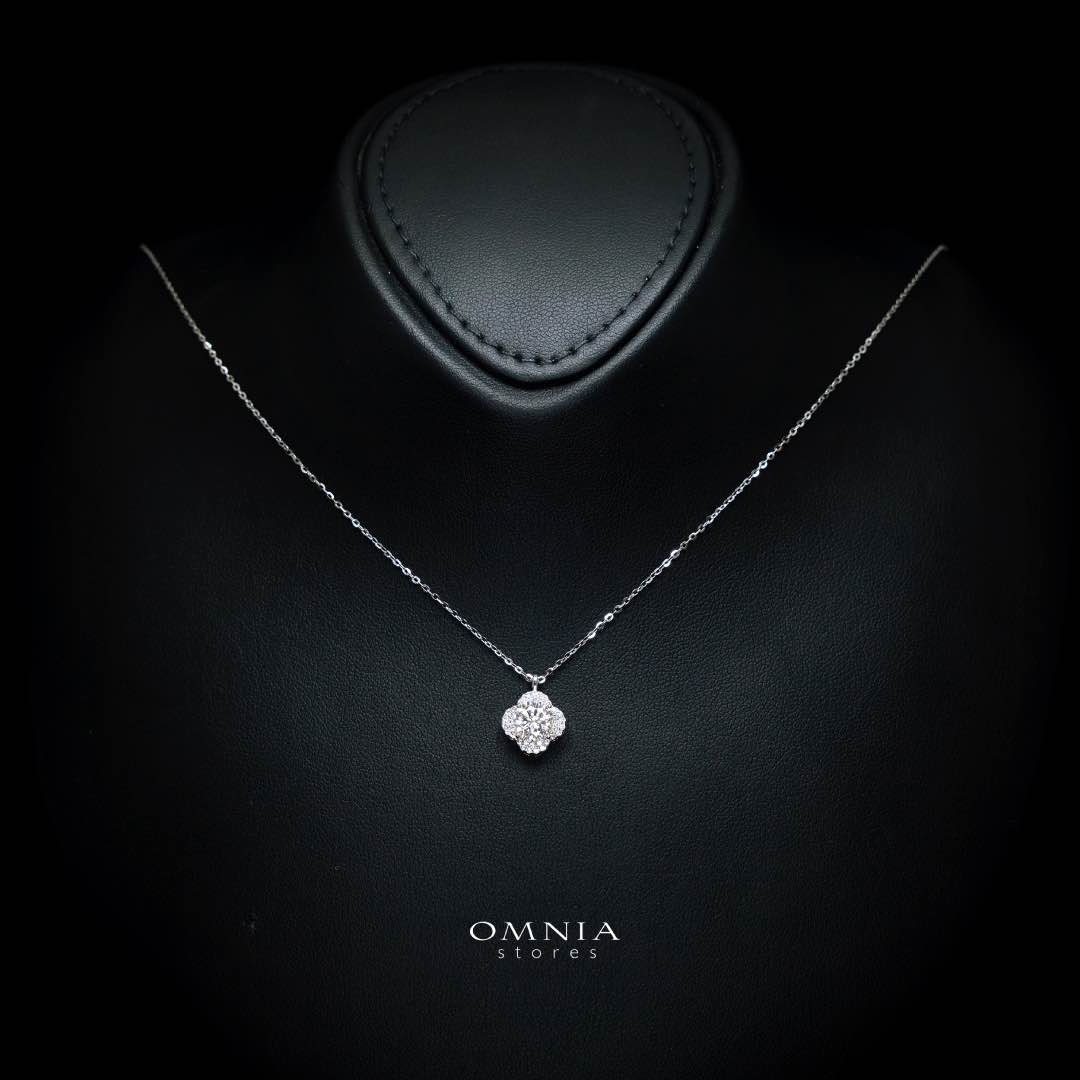 Omnia Bianca Clover Pendant Necklace in 92.5 Silver with High-Quality Moissanite Stones - OMNIASTORES UAE