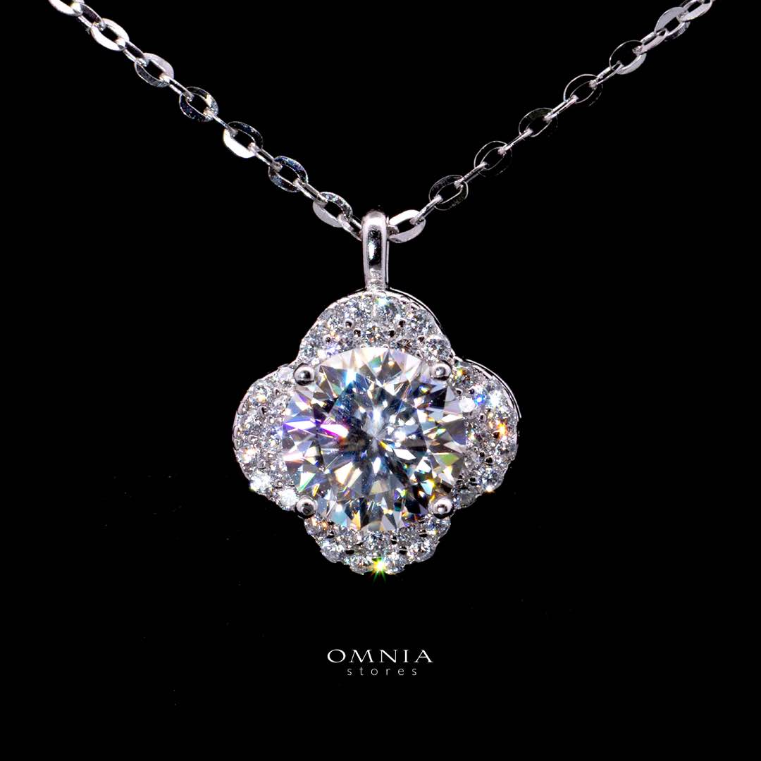 Omnia Bianca Clover Pendant Necklace in 92.5 Silver with High-Quality Moissanite Stones - OMNIASTORES UAE