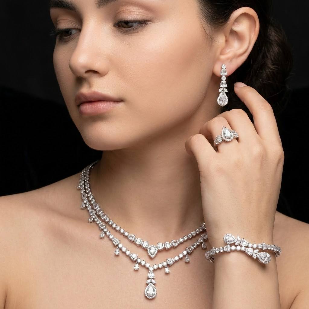 طقم إكسسوارات الزفاف الفاخر المتكامل "أومنيا غادة" باللون الأبيض، مرصع بأحجار الزركون عالية الجودة ومطلي بالروديوم الفاخر.