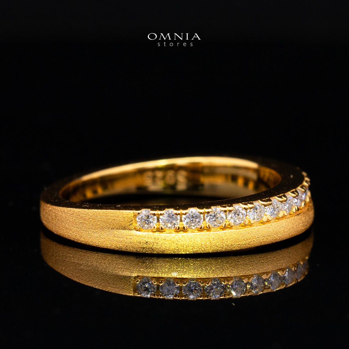 خاتم Hailey White Moissanite بتصميم Minimalist Half Eternity – مطلي بالذهب من الفضة الإسترلينية عيار 925