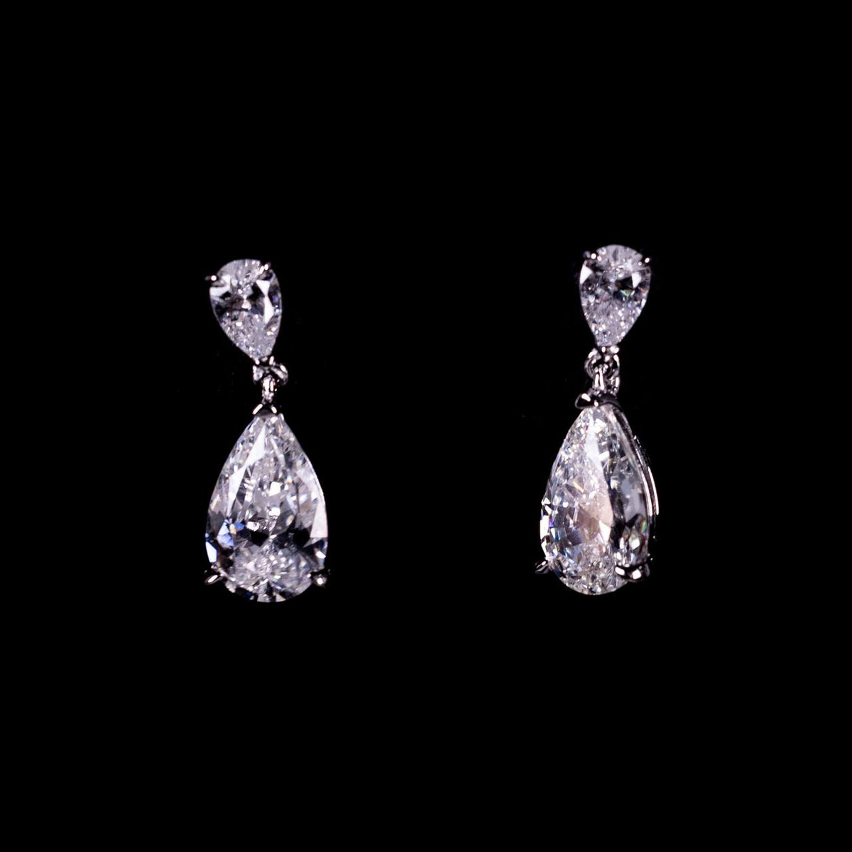 Omnia Rawa White Pear Cut Silver Drop Earrings In 925 Silver High Quality Certified Lab Crafted Stones - OMNIASTORES UAE