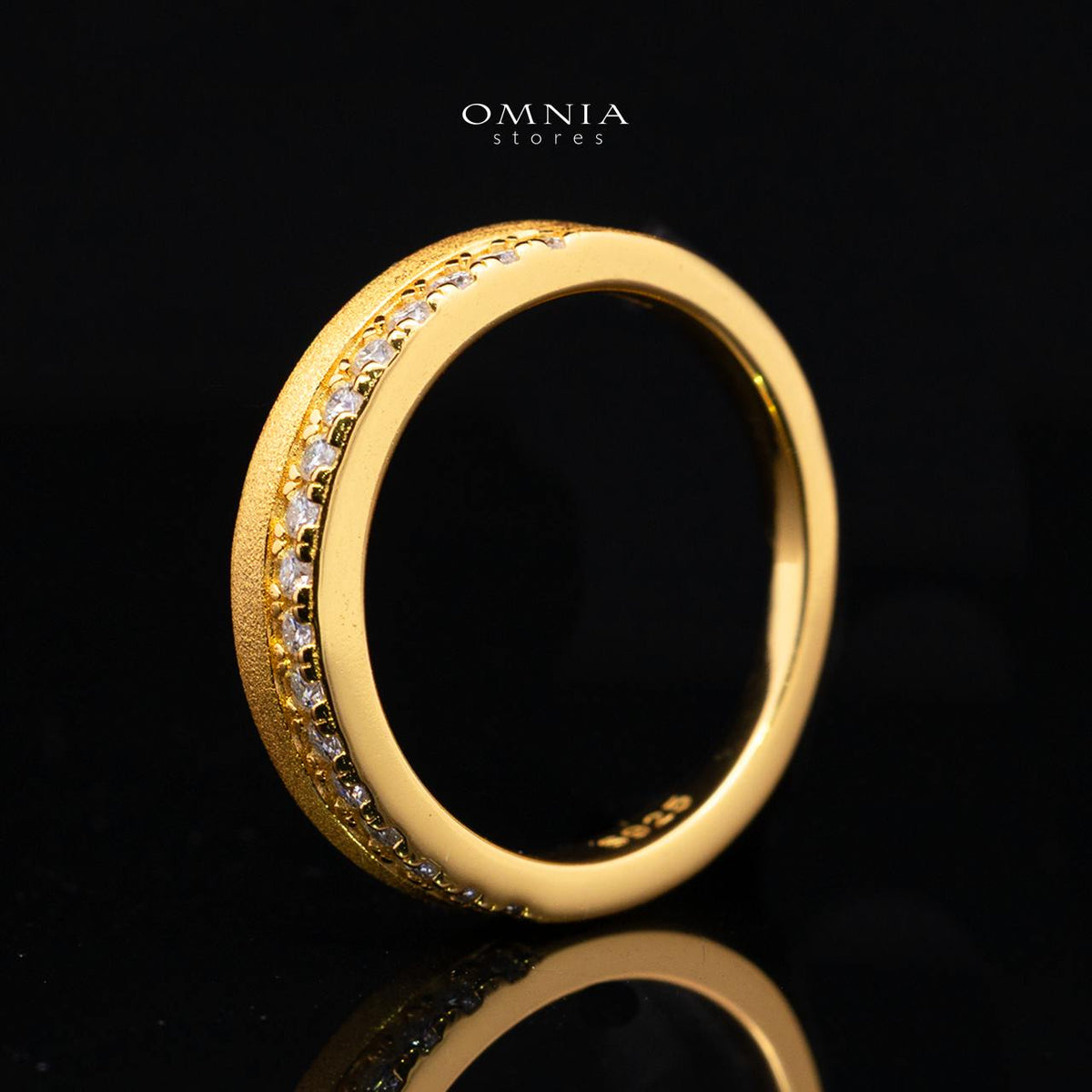 خاتم Hailey White Moissanite بتصميم Minimalist Half Eternity – مطلي بالذهب من الفضة الإسترلينية عيار 925