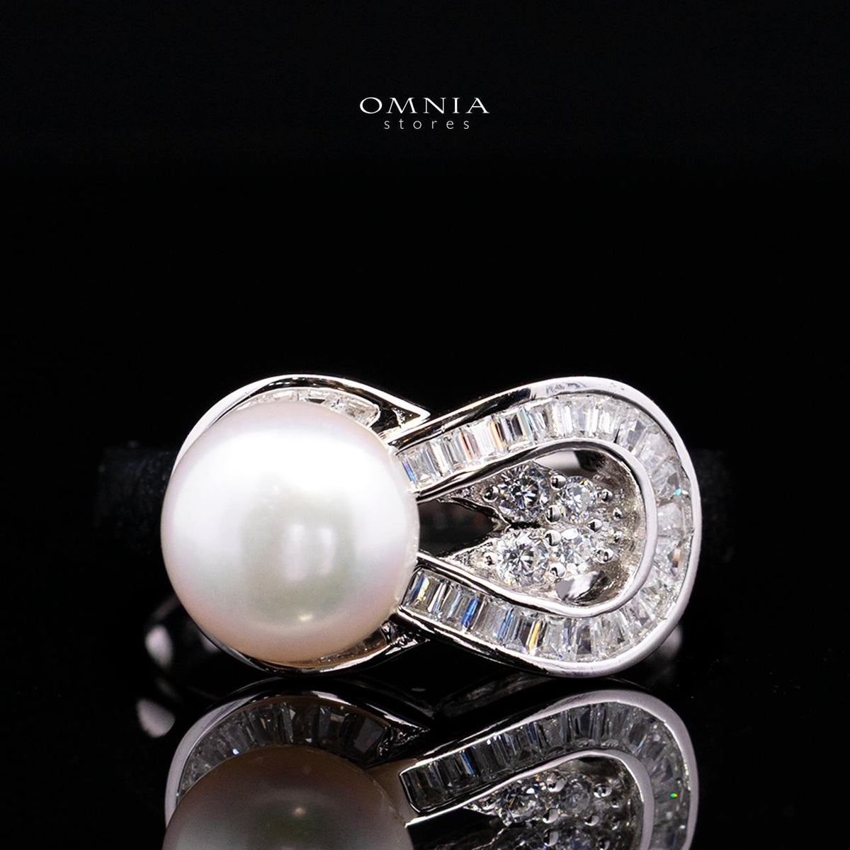 Avalina Fresh Water Pearl Ring in 925 Silver with High-Quality Simulated Diamonds