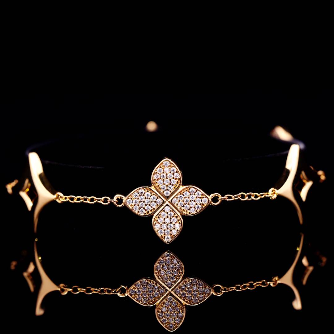 Omnia Golden Clove Bracelet with High-Quality Simulated Diamonds 18k Gold Plated