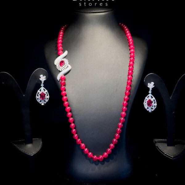 The Omnia Irim Red Long Chain Set is made of high-quality genuine beads. It has a long chain with authentic red beads and silver-coated rhodium, giving it a smooth and shiny look.