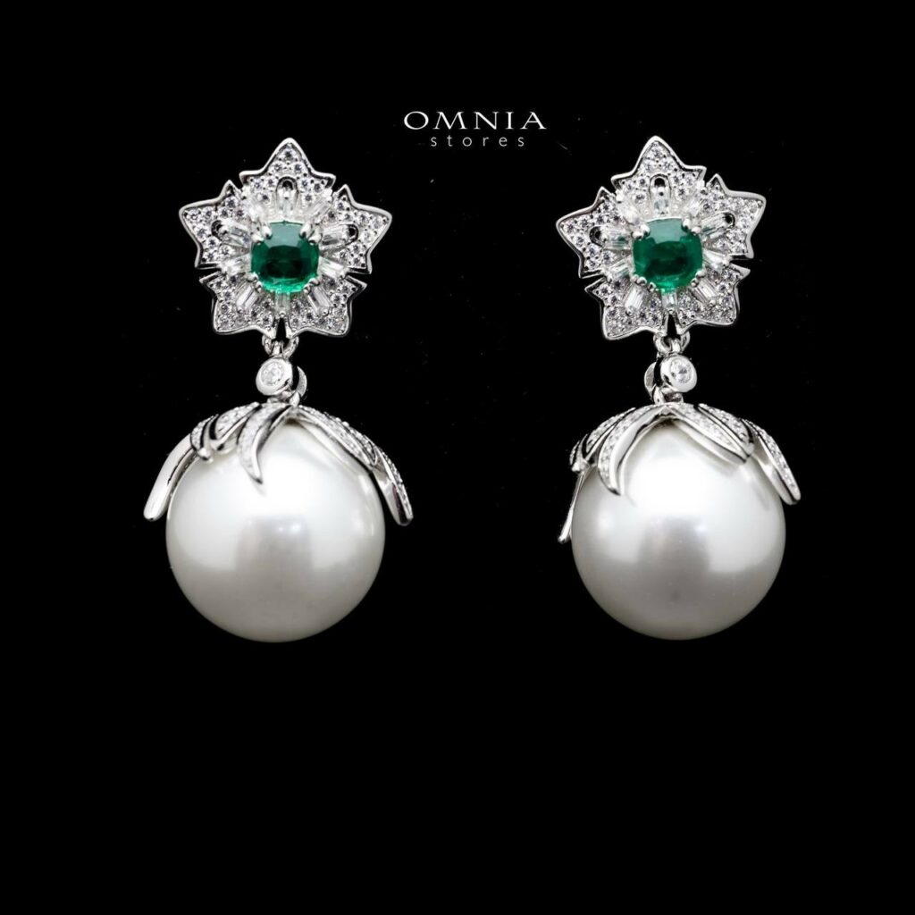 These Omnia Elizabeth Fresh Real Water Pearl-Simulated Diamond Earrings are lovely for any lady in touch with fashion trends. The pearls are set in 92.5% silver, and sparkling simulated diamonds are used around them to give them a glamorous look.