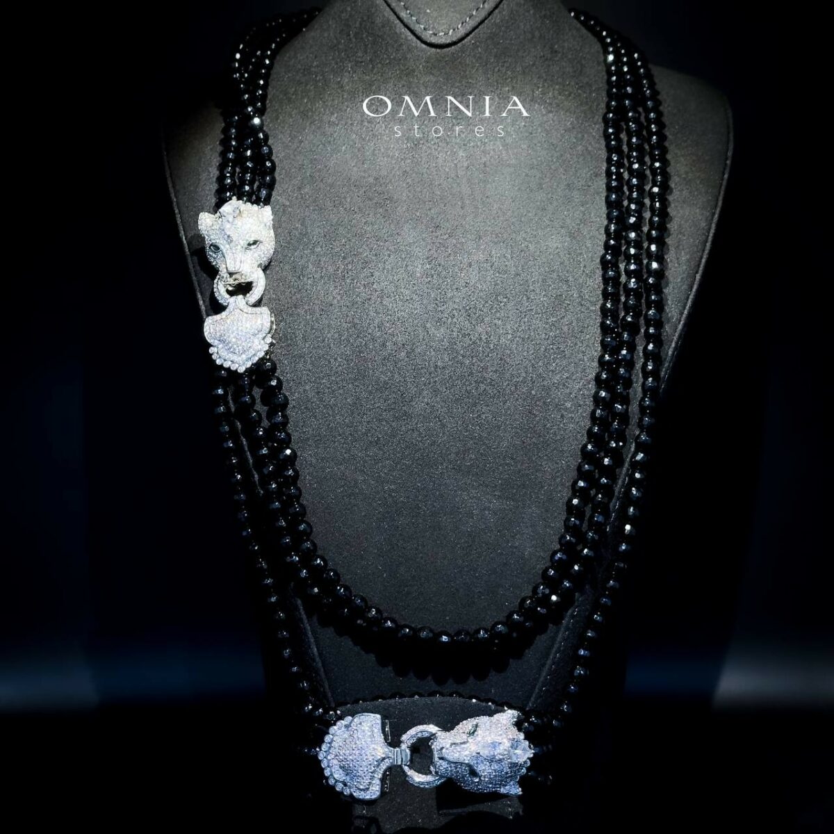 The Omnia Naila Black Leopard Long Chain Real Beads Jewellery looks elegant and modern. This black bead chain is made of high-quality copper gold plating to give jewelry a shiny look.