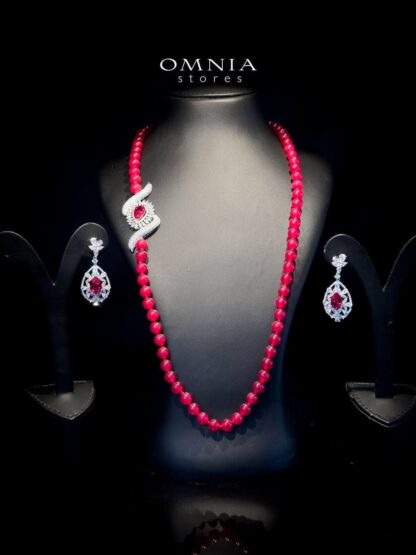The Omnia Irim Red Long Chain Set is made of high-quality genuine beads. It has a long chain with authentic red beads and silver-coated rhodium, giving it a smooth and shiny look.