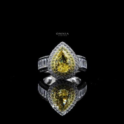 Omnia Anood Ring 2.00 Carat in 92.5 Silver High Quality Simulated Diamonds