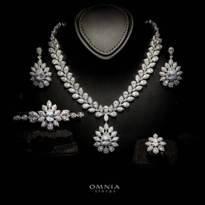 Omnia Lareen White