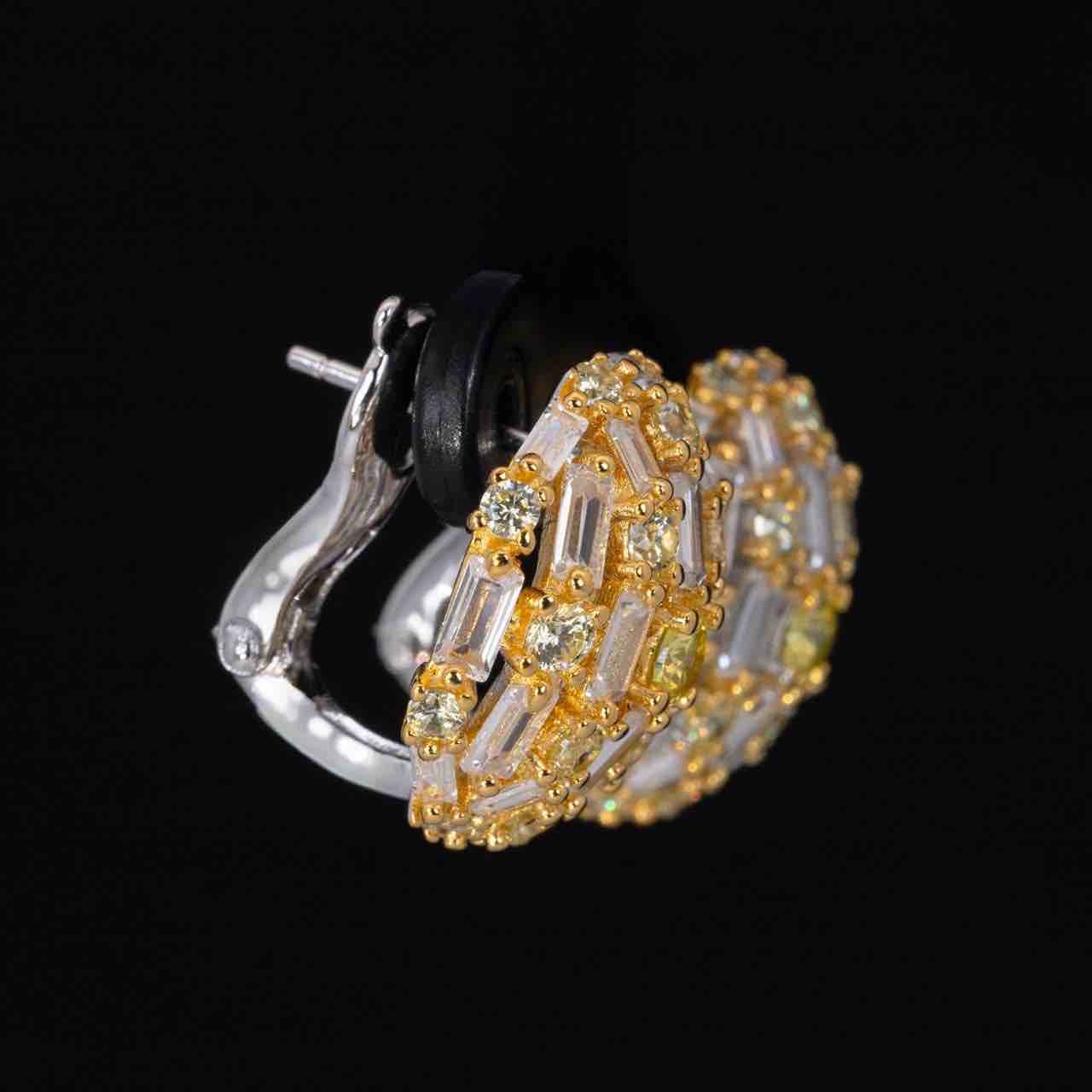 Omnia Lahna White and Yellow Clip Earrings With High Quality Simulated Diamonds In 925 Silver - Image 4