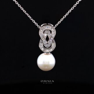 Avalina Fresh Water Pearl Neckalce in 925 Silver with High-Quality Simulated Diamonds